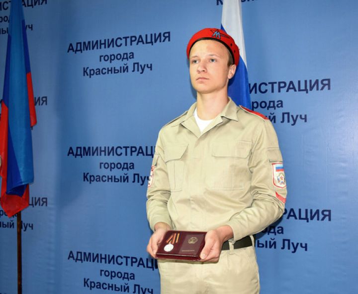 В Красном Луче вручили награды родственникам погибших защитников ЛНР