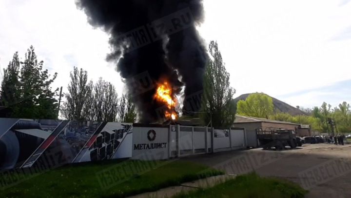 Масштабный пожар вспыхнул на нефтебазе в Макеевке после обстрела ВСУ