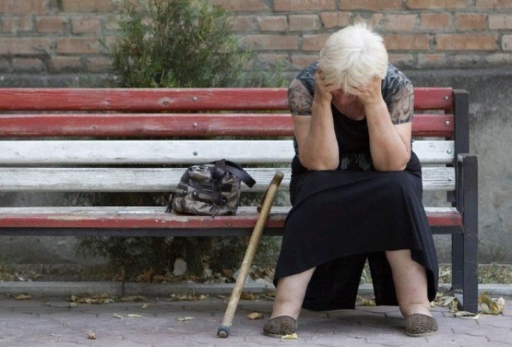 В Свердловском районе пенсионерка подверглась ограблению