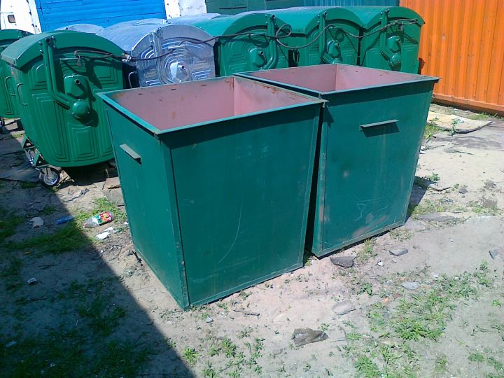 Фонари били, скамейки ломали, теперь воруют мусорные баки