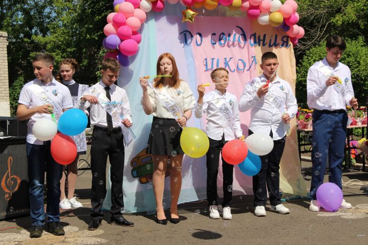 В школах Краснодона прозвенел последний звонок