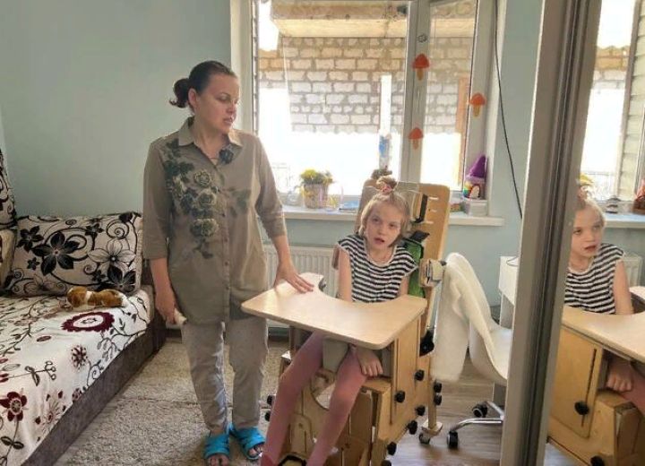 Представители ОНФ подарили инвалидное кресло девочке из Краснодонского района