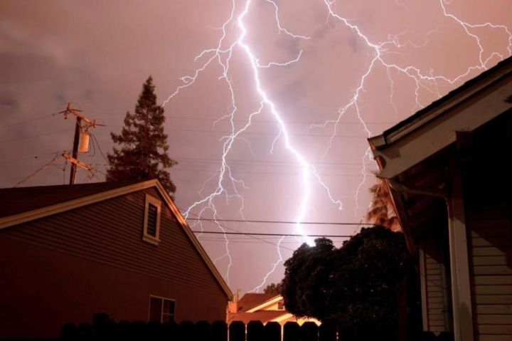 Молния стала причиной пожара в Белокуракинском районе