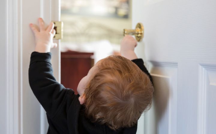 В Красном Луче маленький мальчик оказался заперт в квартире