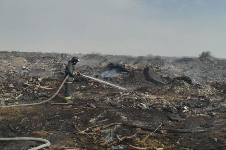 В Луганске продолжается тушение пожара на полигоне ТБО