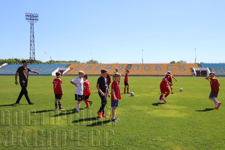 Юные футболисты из Свердловска обыграли соперников из Луганска