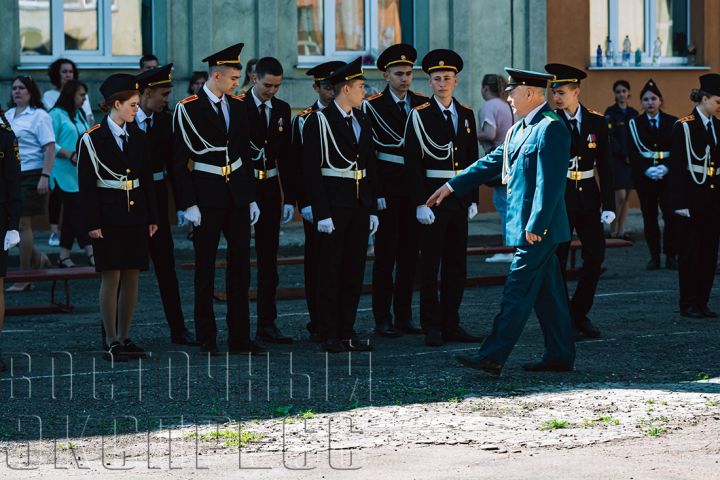 В добрый путь!: Выпускные вечера прошли в Свердловске