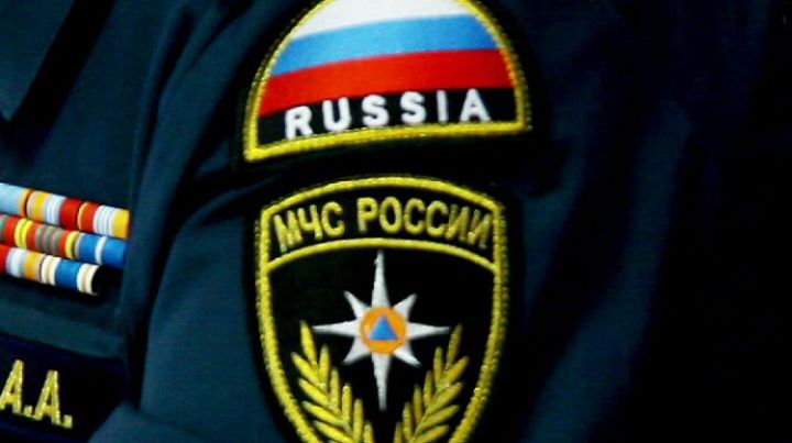 На Кубани легковые автомобили смыло в море во время движения