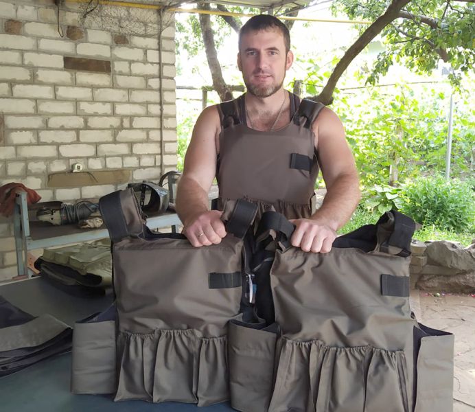 Жители поселка Краснодон делают бронежилеты для своих земляков