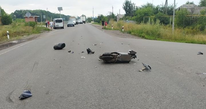 В Новоайдаре скутер столкнулся с автомобилем