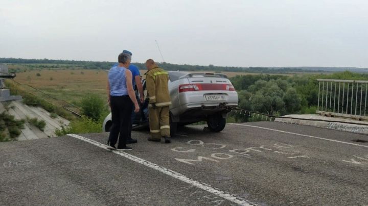 Спасатели Луганска оказали помощь в буксировке автомобиля