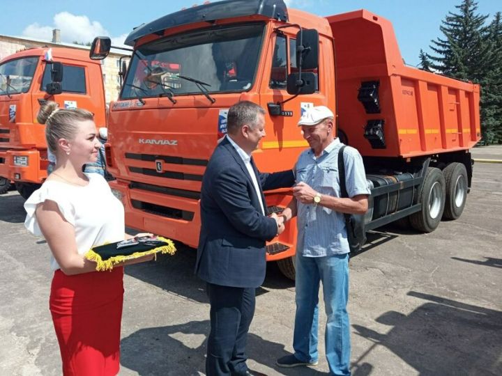 Иркутск передал кировским коммунальщикам новую спецтехнику
