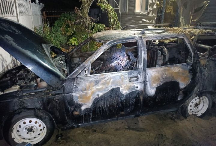 В Свердловске горел автомобиль