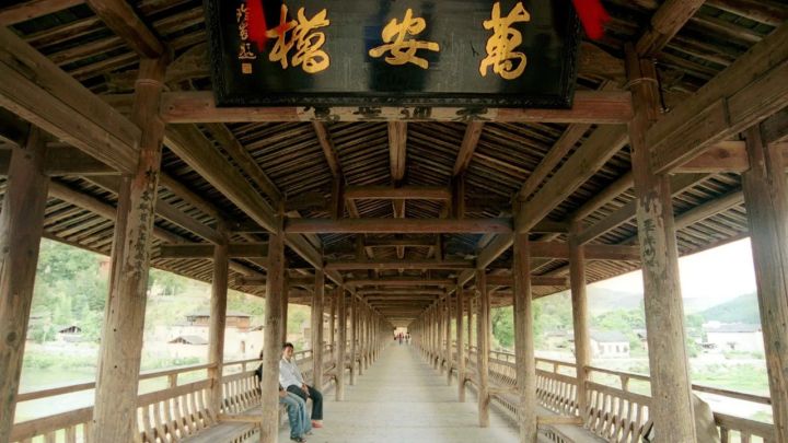 В Китае обрушился многовековой деревянный мост