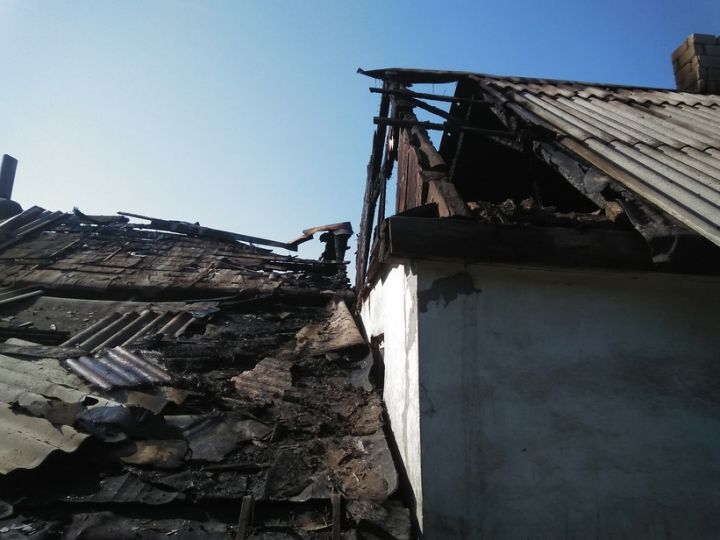 В Свердловском районе сгорела крыша из-за проводки