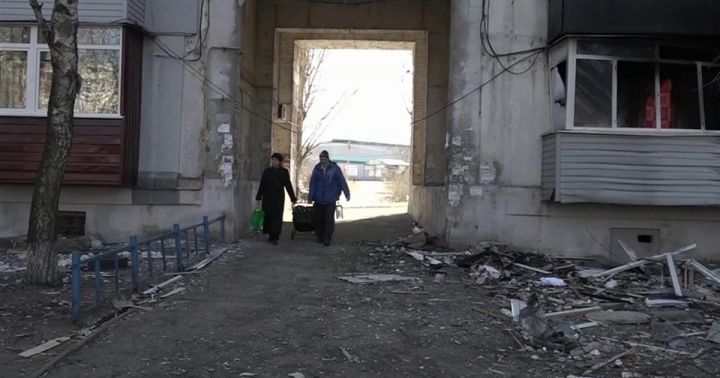 Жители Рубежного готовят на полевой кухне и ведут подготовку к зиме