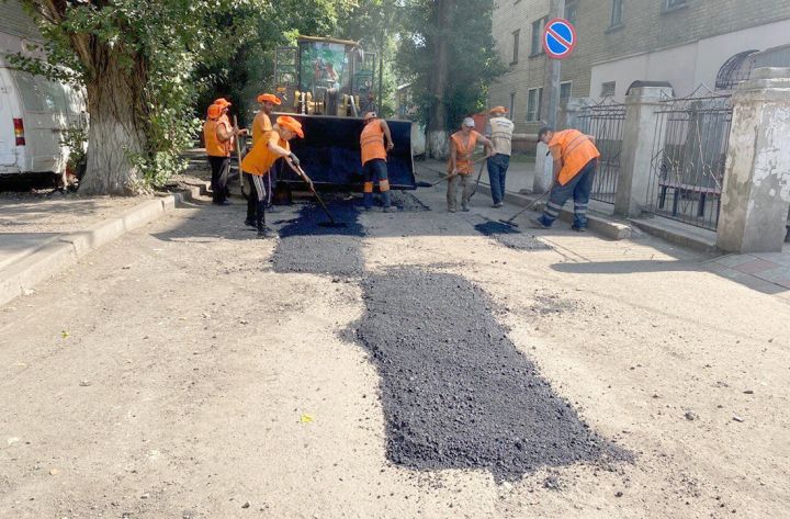 В Краснодоне и районе продолжается ремонт дорог