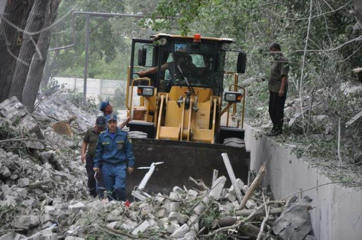 Спасатели подняли тела трех человек из-под завалов гостиницы в Стаханове