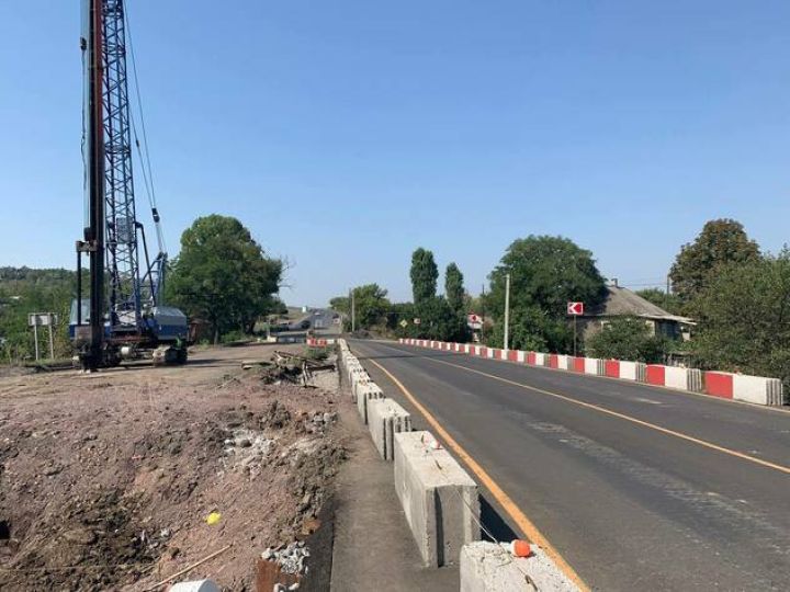 В Перевальском районе монтировали временный мост через реку Белая
