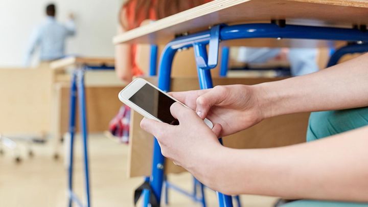 В РФ школьникам запретили пользоваться мобильными телефонами на уроках