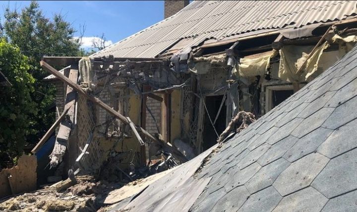 ВСУ выпустили по Кременной четыре снаряда: повреждены дома и здание МЧС