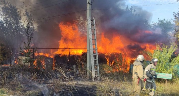 Спасатели потушили крупный пожар в Кировске