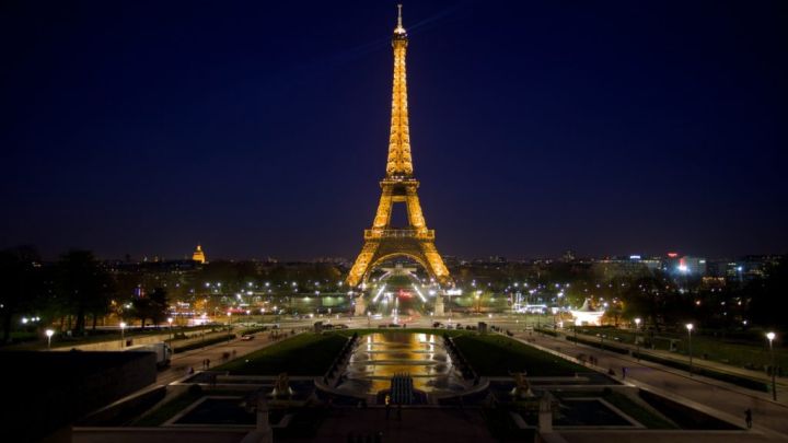 В Париже предлагают выключать на ночь подсветку Эйфелевой башни