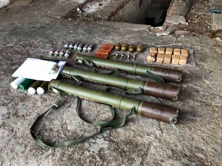 В лесу в районе Стаханова обнаружен схрон боеприпасов