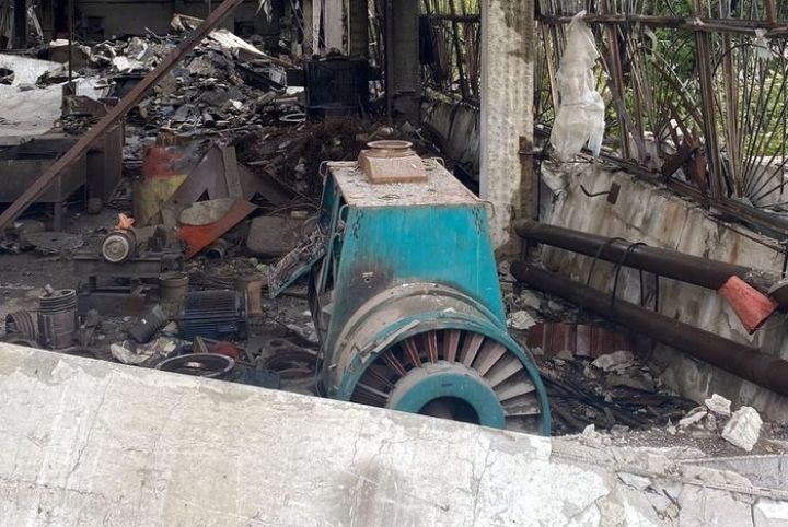 В результате обстрела ВСУ сгорело бесхозное здание в Брянке