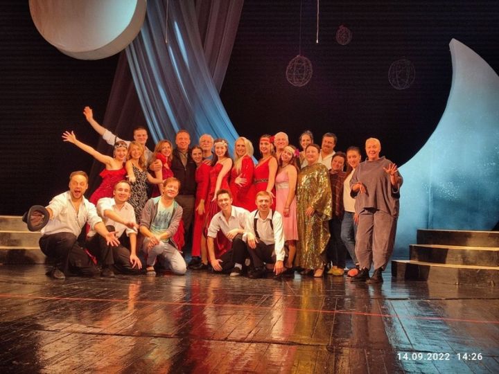 В Луганском театре поставили спектакль под руководством Ивана Охлобыстина