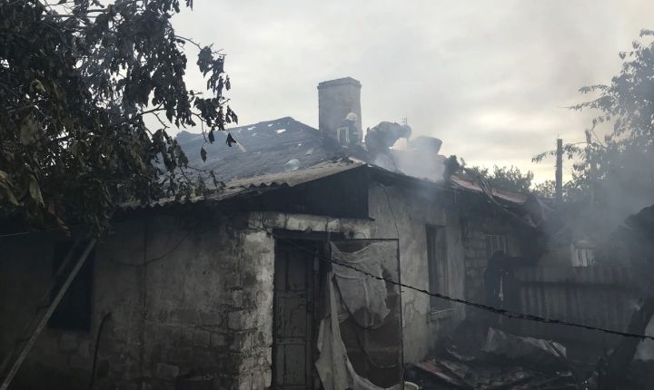 В Брянке горели хозпостройки