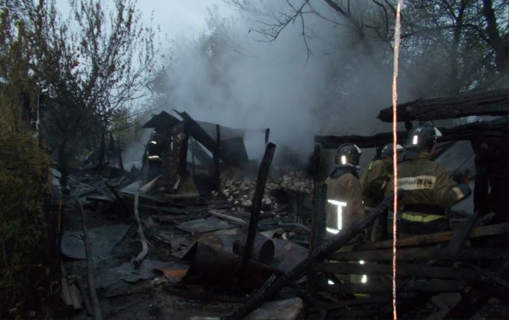 В Славяносербском районе сгорели хозпостройки