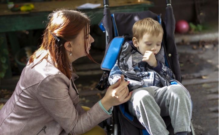 Гольфстрим подарил ребёнку из Свердловска инвалидную коляску