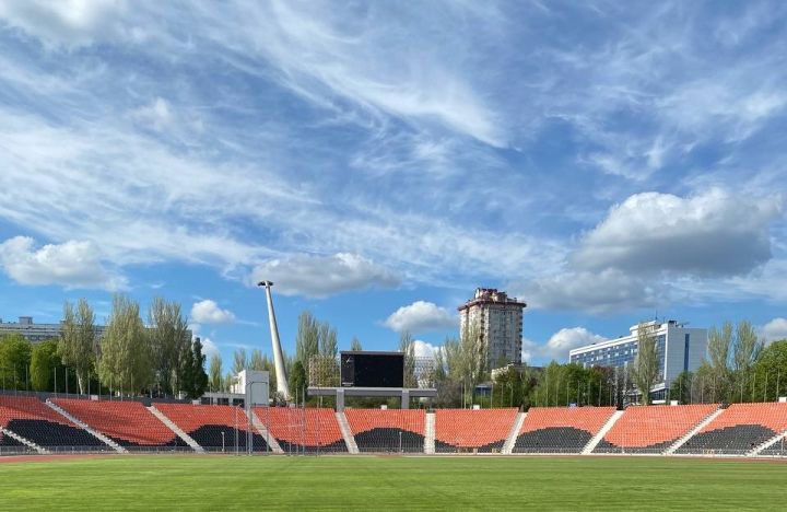 В Донецке восстановили футбольное поле спорткомплекса «Олимпийский», на которое угодил снаряд ВСУ