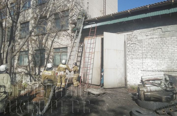 За неделю в Свердловске горели дачный домик, мусор и крыша СТО