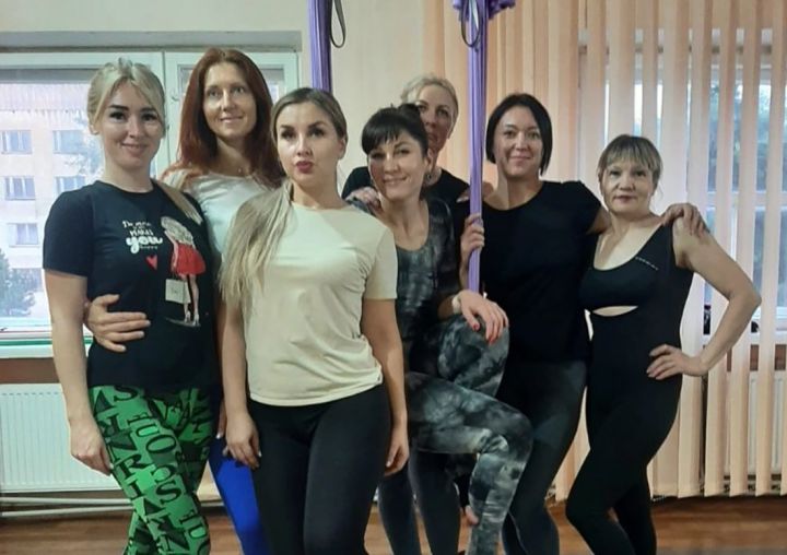 Антигравити наших дней: инструктор из Краснодона рассказала об аэройоге