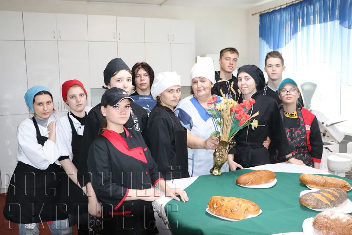 Для свердловской молодёжи провели мастер-класс по приготовлению хлеба