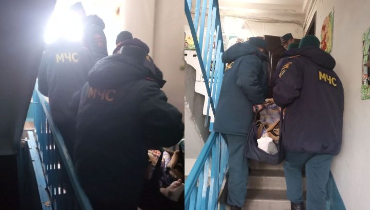 Спасатели помогли медикам транспортировать пострадавшего свердловчанина