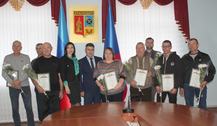 Водителей из Краснодона и Свердловска поздравили с профессиональным праздником