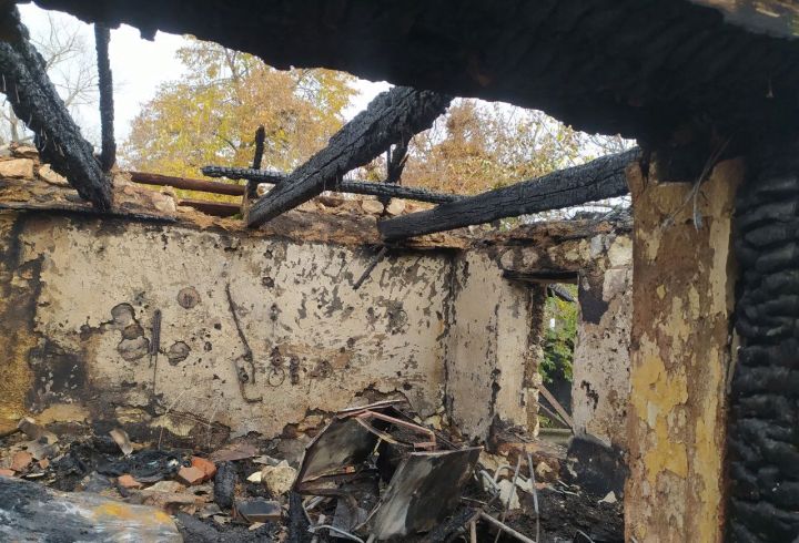 Два гаража сгорели в Краснодонском районе