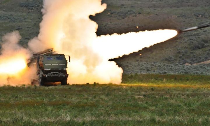 По Стаханову выпустили две ракеты HIMARS: горели гаражи