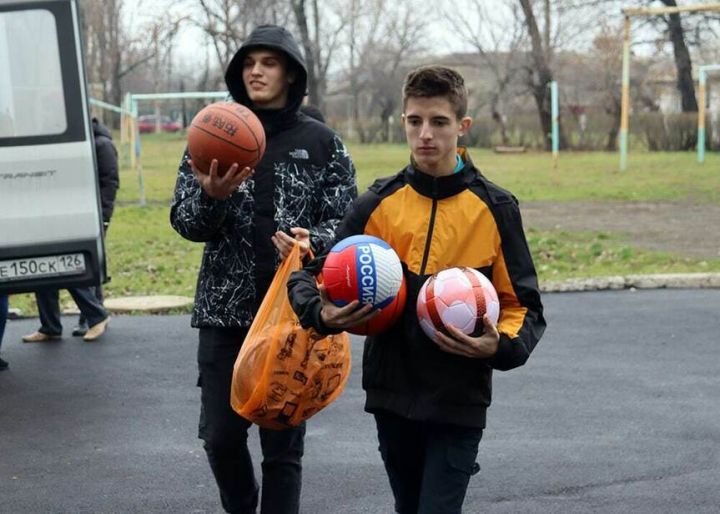 В одну из школ ЛНР доставили спортинвентарь из РФ
