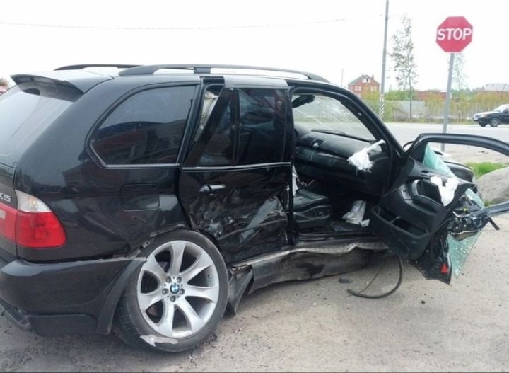 В Кировске два внедорожника столкнулись лоб в лоб: есть пострадавшие