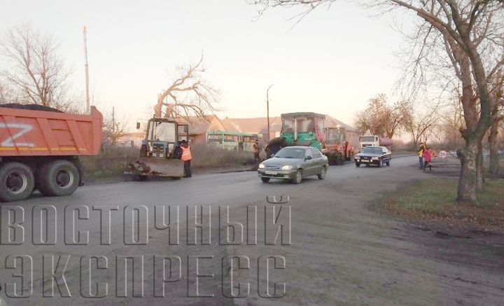 В районе посёлка шахты 1/2 в Свердловске кладут второй слой асфальта