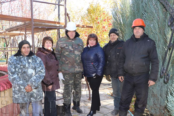 Сквер железнодорожников в Свердловске: чьи руки создают красоту из железа