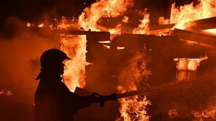 В одном из городов ЛНР случился пожар в многоквартирном доме: погиб мужчина