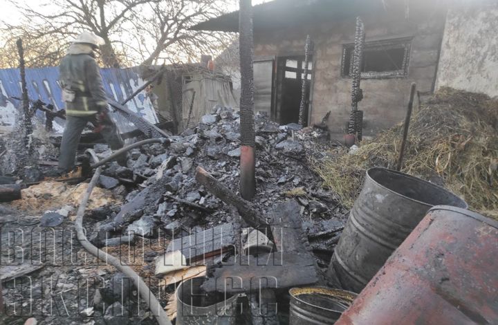 В МЧС рассказали подробности пожара возле ТЦ «Кристалл» в Свердловске