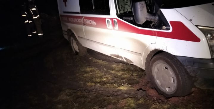 В одном из городов ЛНР скорая, ехавшая на вызов, застряла в грязи