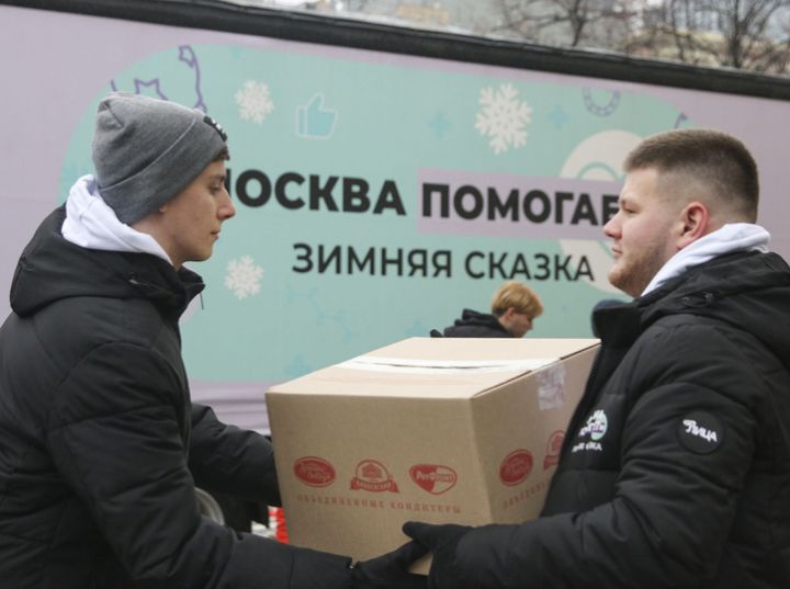 Из Москвы с любовью: волонтёры доставили подарки для маленьких жителей ЛНР