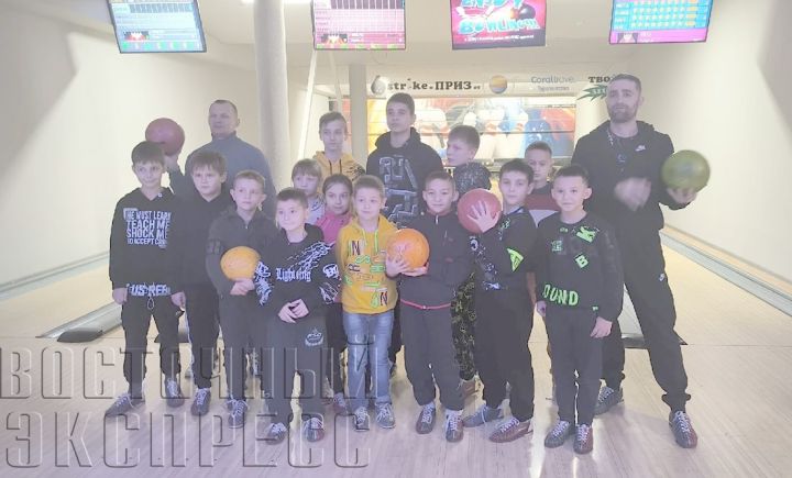 Свердловские кикбоксеры привезли медали из Таганрога